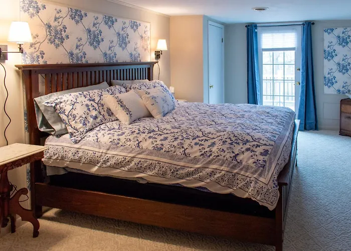 Hudson Manor Bed & Breakfast